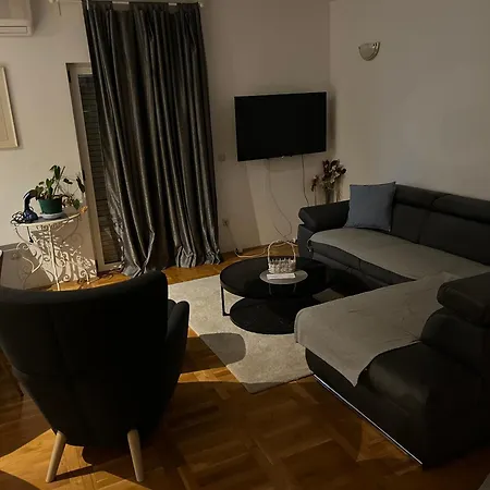 And Hoselito U Centru Makarske Πανσιόν