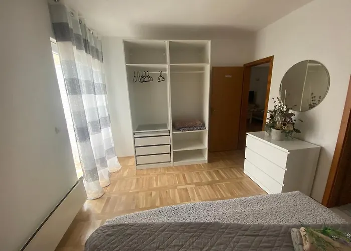 And Hoselito U Centru Makarske Πανσιόν
