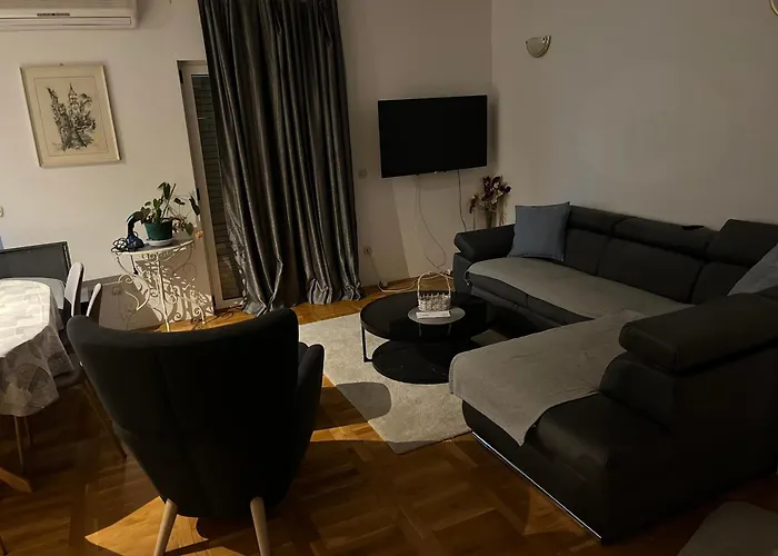 And Hoselito U Centru Makarske Πανσιόν